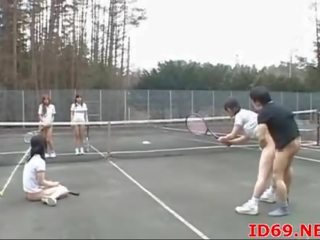 Japońskie wydymane podczas tenis gra
