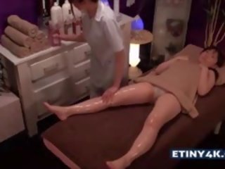Zwei überlegen asiatisch mädchen bei massage studio