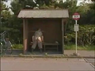 Japansk elskere ved buss stoppe
