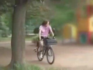 Japansk unge dame masturbated mens ridning en specially modified kjønn film bike!