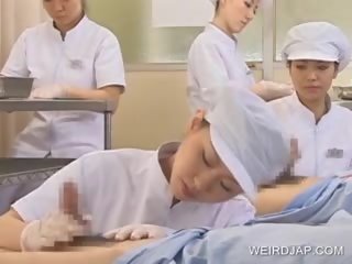 Japansk sykepleier slurping sæd ut av randy aksel