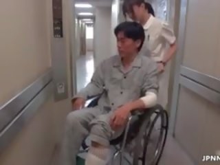Sexy aziatike infermiere shkon e çmendur