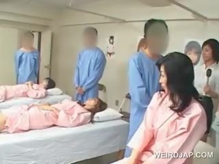 Asiatisk brunette babe slagene hårete penis ved den sykehus