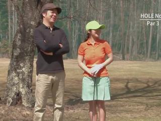 Golf slattern blir teased og kremet av to youngsters
