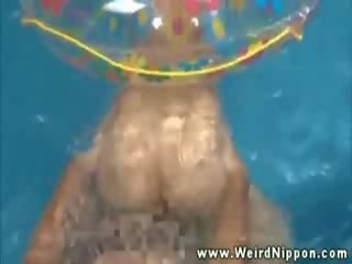 Asiatic zeiţă obtinerea pasarica pounded în piscina și iubește ea