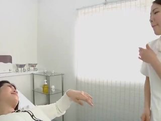 Japanska lesbisk desirable spitting massagen klinik subtitled